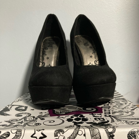 NWB - Brash Faux Suede Black Stiletto Pumps - Picture 5 of 5